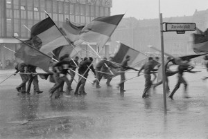"Fahnenflucht", 1. Mai Demonstration auf dem Alexanderplatz, Berlin-Mitte, 1987, DDR